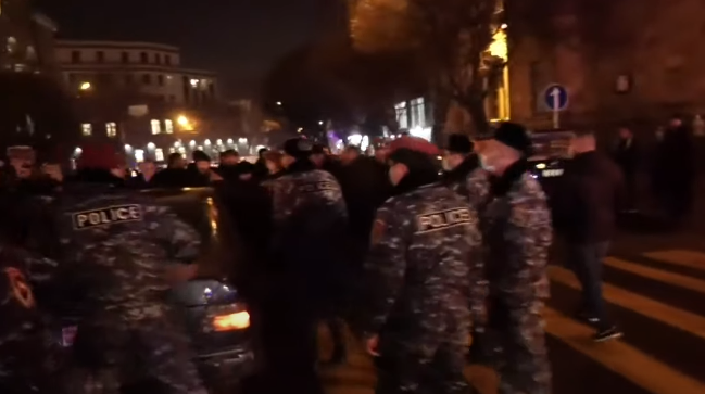 Գերեվարված զինառայողների հարազատները փողոցներ են փակել (տեսանյութ)