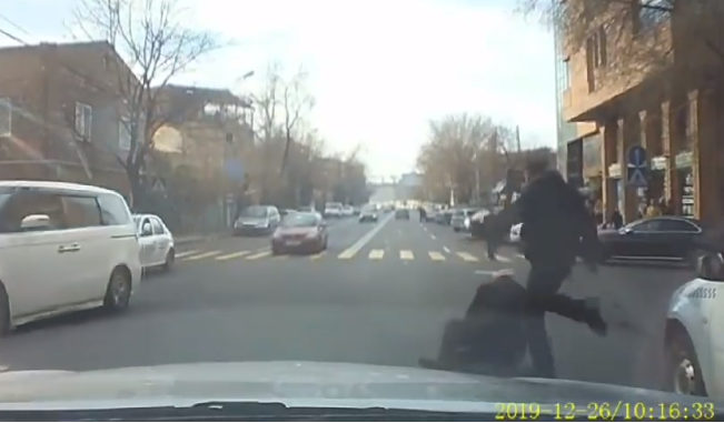 Ինչպես է «Բրաբուսի» վարորդը Երևանում տաքսու վարորդին գցում գետնին և ծեծի ենթարկում(տեսանյութ)