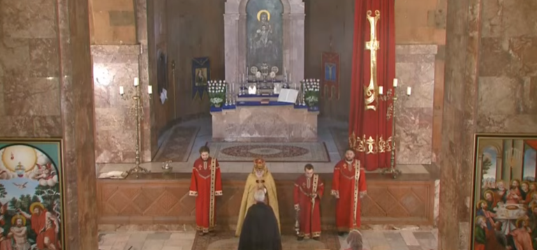 Ծաղկազարդի պատարագ. Սուրբ Գեղարդով օրհնվում են աշխարհի չորս կողմերuը