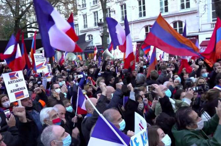 Ֆրանսիայում թուրքերը մուրճով հարվածել են բողոքի ակցիա անող հայերից մեկի գլխին (տեսանյութ)